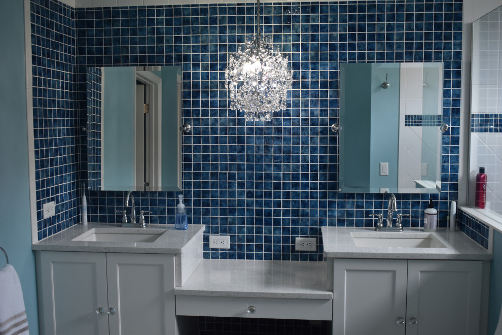 Immagine di una stanza da bagno padronale minimalista con ante bianche, piastrelle blu, piastrelle in ceramica, top in quarzo composito, top bianco e due lavabi