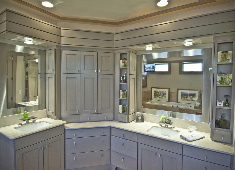 Exempel på ett mellanstort amerikanskt en-suite badrum, med luckor med infälld panel, grå skåp, granitbänkskiva, beige kakel, stenhäll och vita väggar