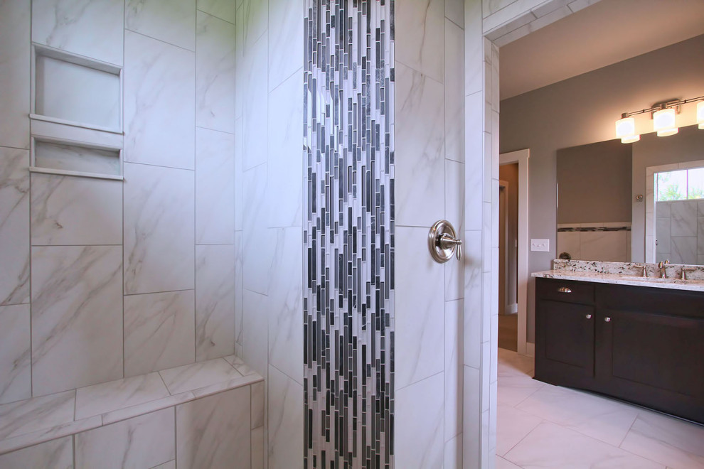 Пример оригинального дизайна: главная ванная комната в стиле рустика с фасадами с утопленной филенкой, темными деревянными фасадами, отдельно стоящей ванной, душевой комнатой, белой плиткой, мраморной плиткой, серыми стенами, мраморным полом, накладной раковиной, столешницей из гранита, белым полом, открытым душем, белой столешницей, сиденьем для душа, тумбой под две раковины и встроенной тумбой