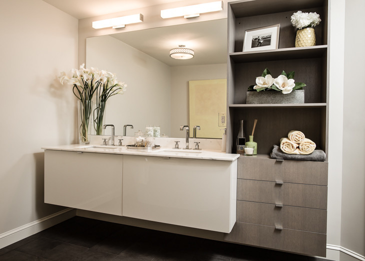 Modelo de cuarto de baño principal minimalista extra grande con encimera de mármol, armarios con paneles lisos y puertas de armario amarillas