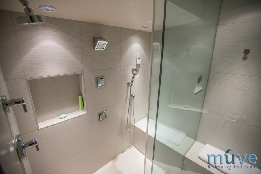 Свежая идея для дизайна: ванная комната в современном стиле с двойным душем, бежевой плиткой и керамогранитной плиткой - отличное фото интерьера