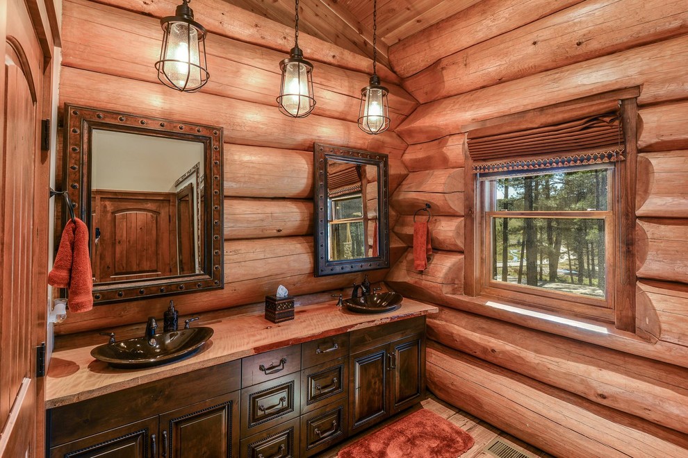 Inspiration för ett mellanstort rustikt brun brunt en-suite badrum, med skåp i mörkt trä, bruna väggar, mellanmörkt trägolv, ett fristående handfat, träbänkskiva, brunt golv och luckor med upphöjd panel