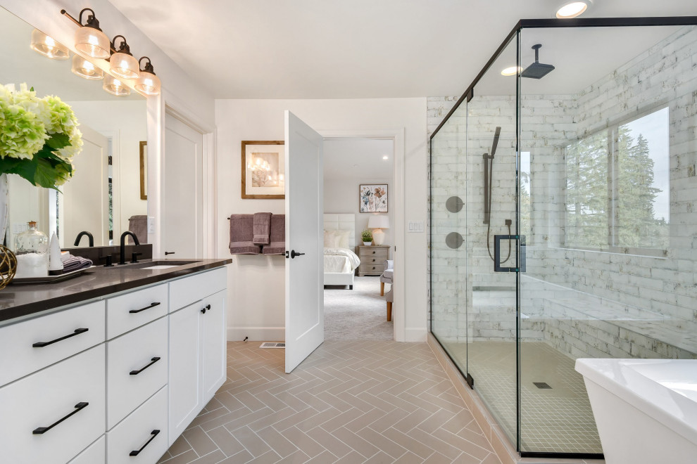 Inredning av ett lantligt en-suite badrum, med vita skåp, ett fristående badkar, ett undermonterad handfat och dusch med gångjärnsdörr