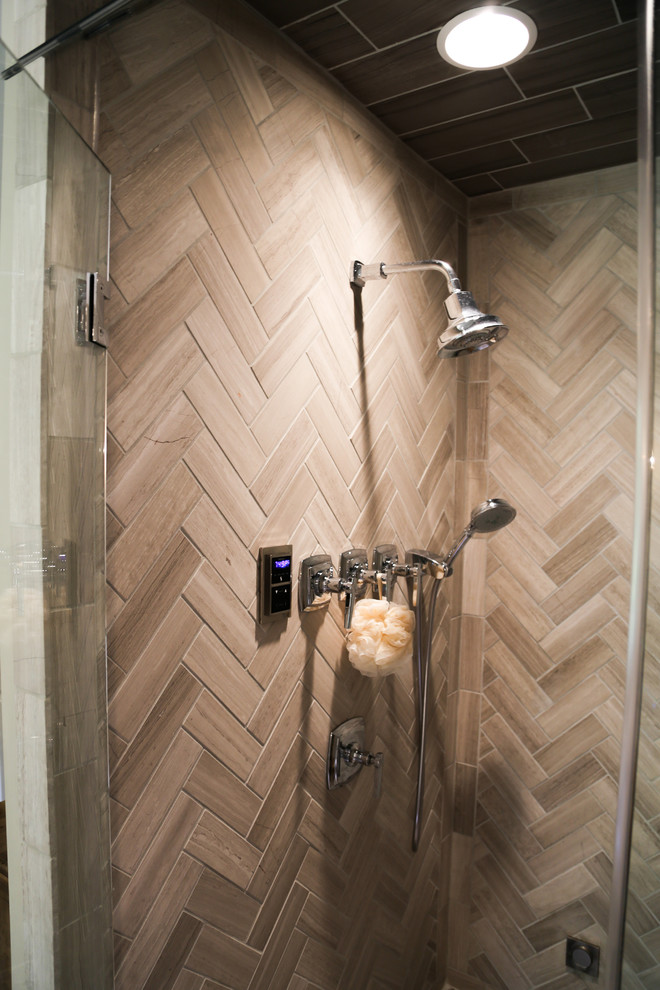 Esempio di una stanza da bagno chic con lavabo sottopiano, top in granito, vasca da incasso, piastrelle beige e pavimento con piastrelle in ceramica