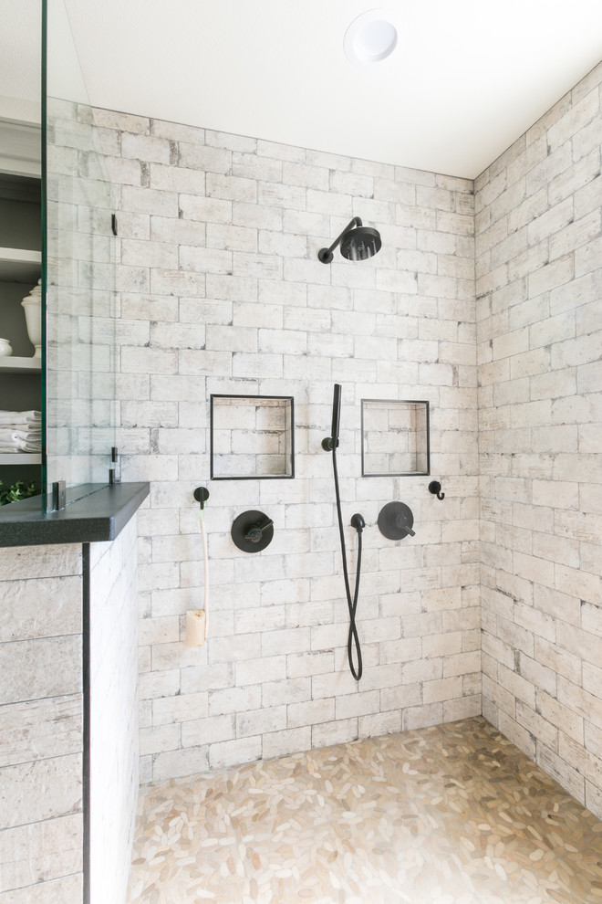 Aménagement d'une salle de bain campagne avec une douche à l'italienne et un lavabo suspendu.