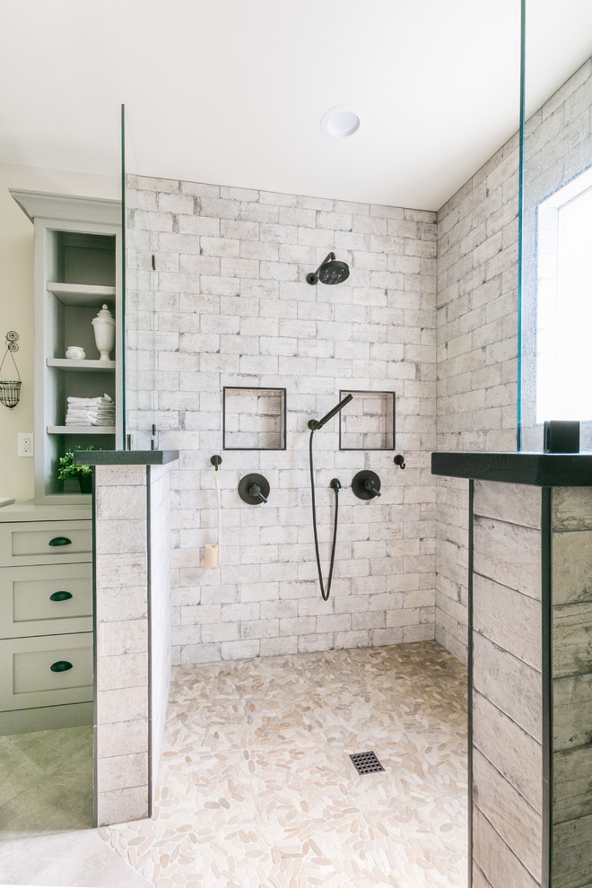 Immagine di una stanza da bagno country con doccia a filo pavimento e lavabo sospeso