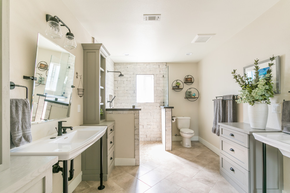 На фото: ванная комната в стиле кантри с душем без бортиков и подвесной раковиной
