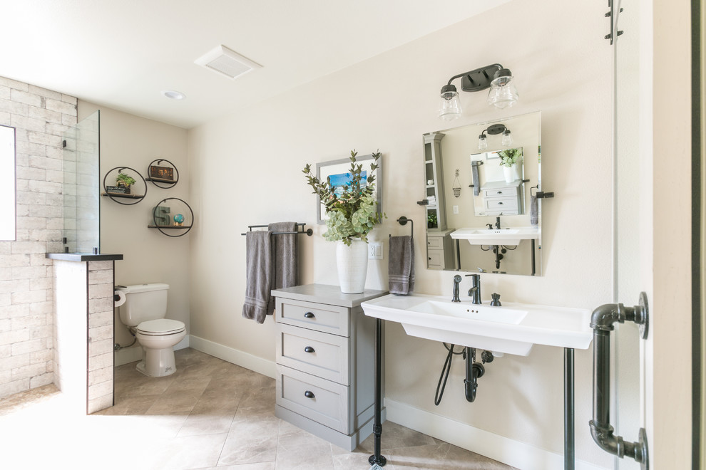 Landhausstil Badezimmer mit bodengleicher Dusche und Wandwaschbecken in Santa Barbara