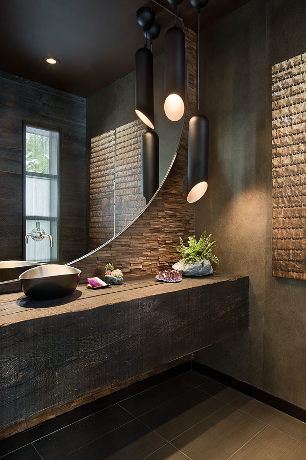 Exempel på ett stort modernt badrum med dusch, med träbänkskiva, skåp i mörkt trä, beige kakel, brun kakel, stenkakel, beige väggar, klinkergolv i keramik och ett fristående handfat