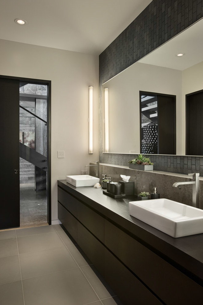 На фото: большая главная ванная комната в современном стиле с плоскими фасадами, темными деревянными фасадами, цементной плиткой, белыми стенами, полом из цементной плитки, настольной раковиной и столешницей из дерева