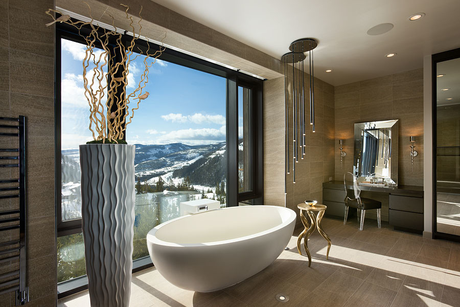 Inspiration för stora moderna en-suite badrum, med ett fristående badkar, släta luckor, skåp i mörkt trä, beige kakel, keramikplattor, beige väggar, klinkergolv i keramik och träbänkskiva