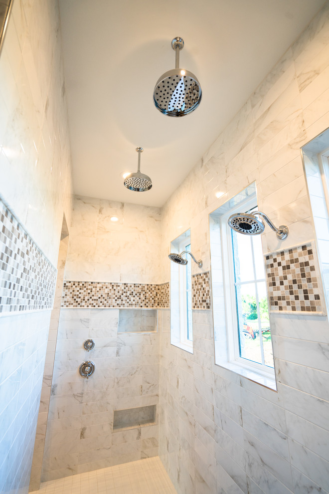 Пример оригинального дизайна: большая главная ванная комната в классическом стиле с фасадами с утопленной филенкой, белыми фасадами, отдельно стоящей ванной, двойным душем, раздельным унитазом, серой плиткой, желтой плиткой, плиткой из известняка, разноцветными стенами, полом из известняка, врезной раковиной, мраморной столешницей, разноцветным полом, открытым душем и серой столешницей