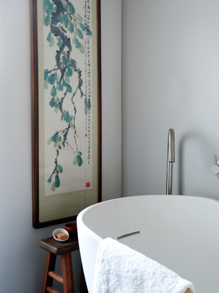 Стильный дизайн: большая главная ванная комната в современном стиле с отдельно стоящей ванной, серыми стенами и полом из сланца - последний тренд