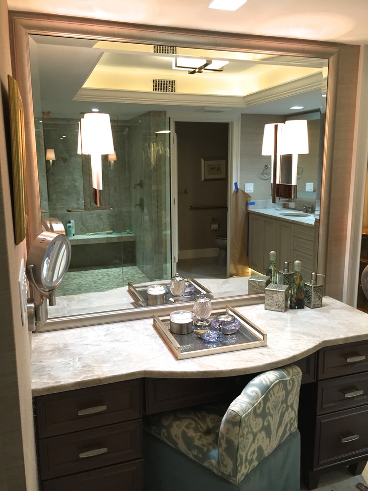 Imagen de cuarto de baño clásico renovado pequeño con lavabo bajoencimera, encimera de cuarzo compacto, ducha esquinera y aseo y ducha