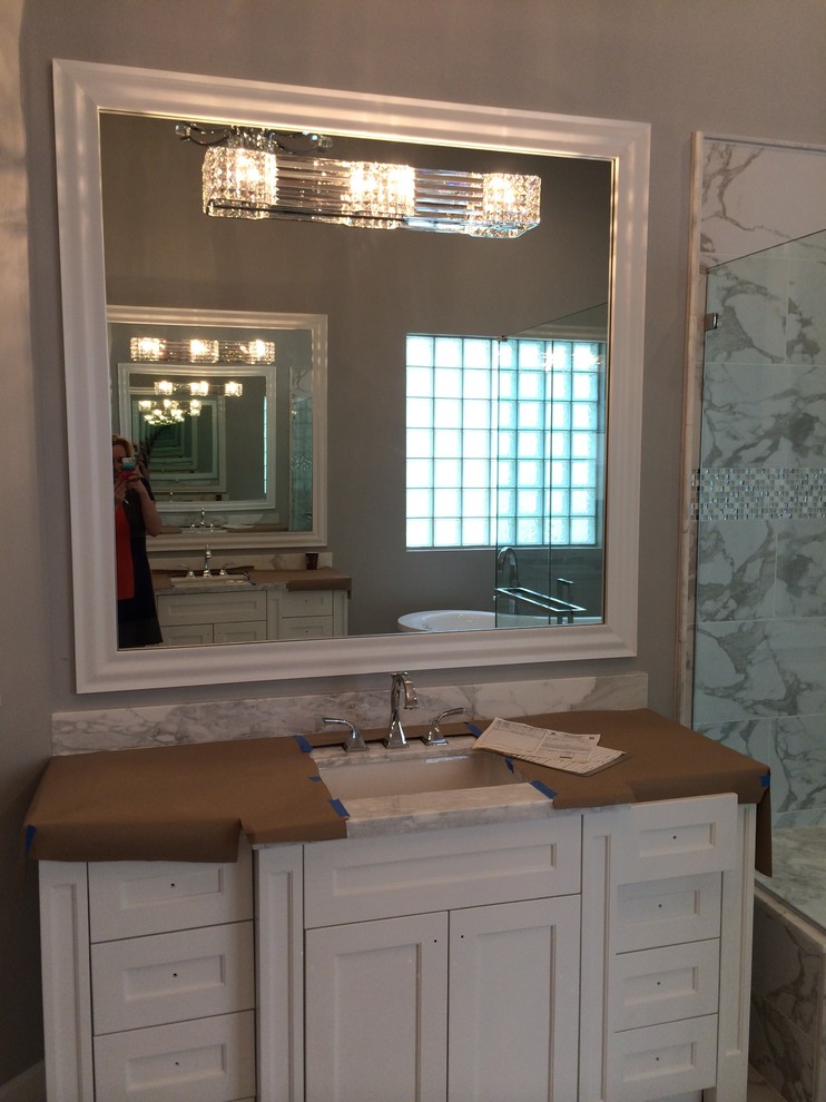 Inspiration för mellanstora klassiska badrum med dusch, med ett undermonterad handfat, skåp i shakerstil, vita skåp, bänkskiva i kvartsit, en hörndusch, grå väggar och marmorgolv