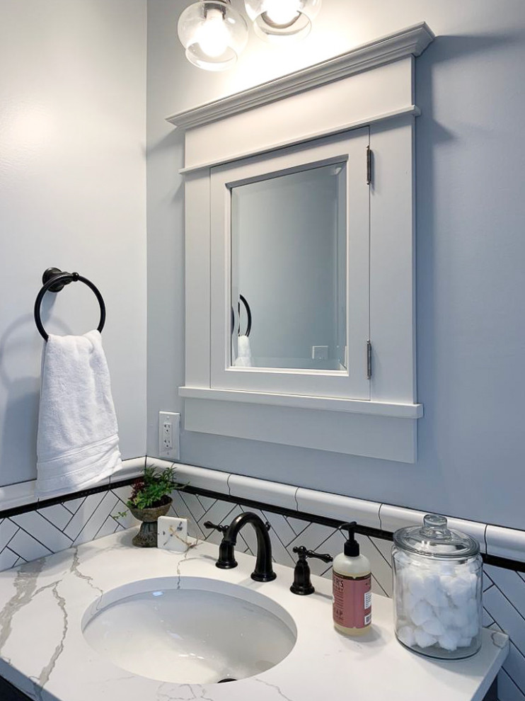 Exempel på ett litet modernt flerfärgad flerfärgat badrum med dusch, med luckor med infälld panel, skåp i mörkt trä, ett platsbyggt badkar, en hörndusch, en toalettstol med separat cisternkåpa, svart och vit kakel, tunnelbanekakel, blå väggar, mosaikgolv, ett undermonterad handfat, marmorbänkskiva, flerfärgat golv och dusch med gångjärnsdörr