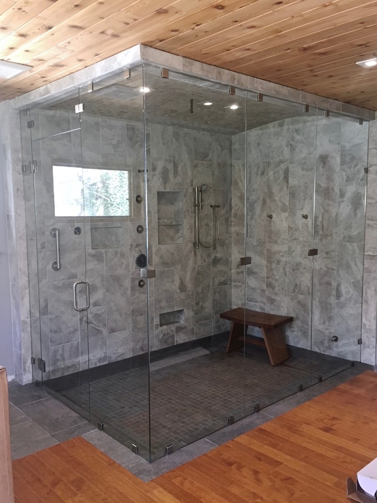 Foto di una grande stanza da bagno padronale classica con doccia a filo pavimento, piastrelle grigie e porta doccia a battente