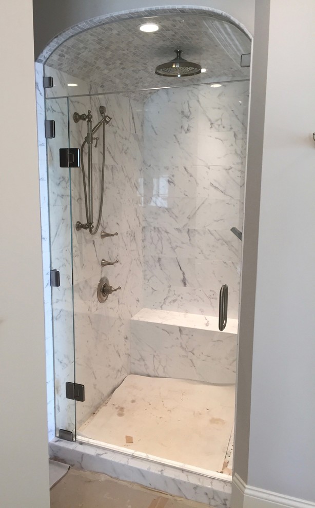 Esempio di una piccola stanza da bagno padronale tradizionale con doccia alcova e porta doccia a battente