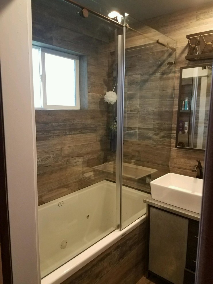 Inredning av ett rustikt mellanstort badrum med dusch, med släta luckor, skåp i slitet trä, ett badkar i en alkov, en dusch/badkar-kombination, porslinskakel, bruna väggar, klinkergolv i porslin, ett fristående handfat, bänkskiva i rostfritt stål, brunt golv och dusch med skjutdörr