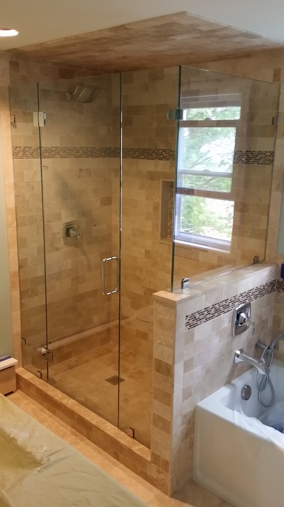 Imagen de cuarto de baño principal mediterráneo de tamaño medio con ducha esquinera, baldosas y/o azulejos beige y baldosas y/o azulejos de porcelana