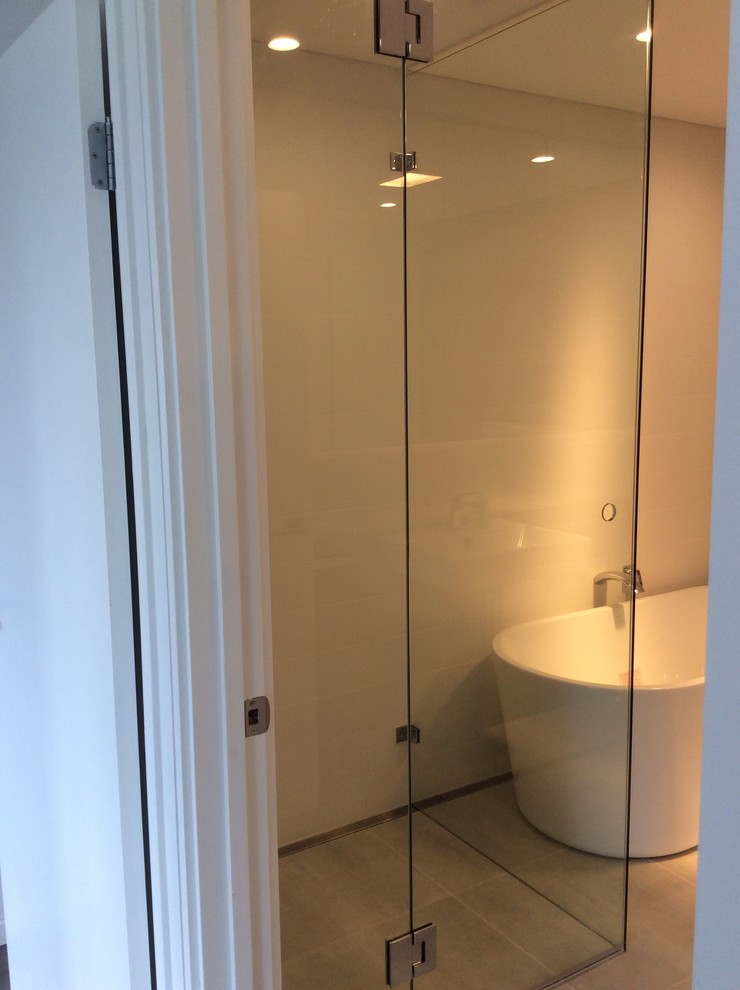Modernes Badezimmer mit Duschbadewanne in Sydney
