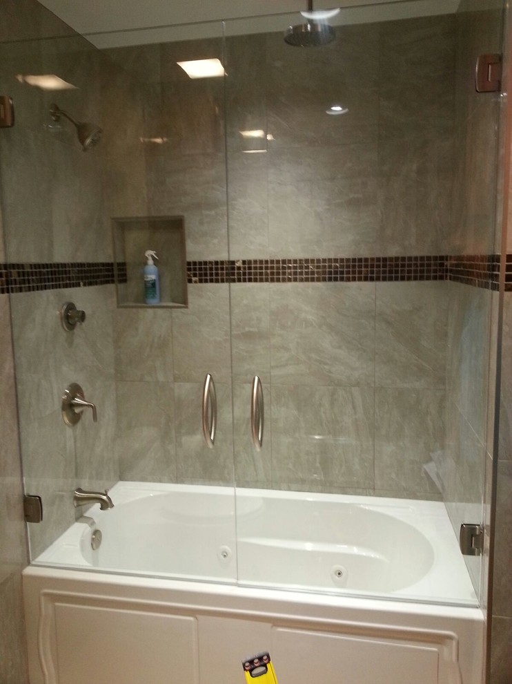 Стильный дизайн: главная ванная комната среднего размера в стиле неоклассика (современная классика) с гидромассажной ванной, душем над ванной, унитазом-моноблоком и коричневой плиткой - последний тренд