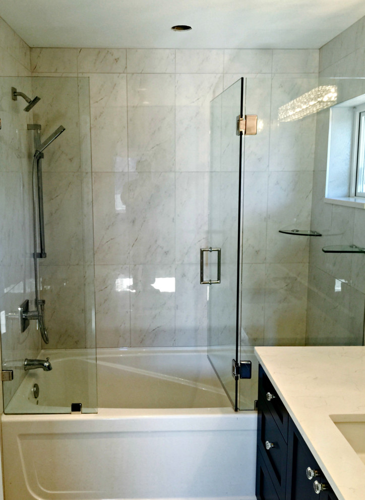 Bild på ett mellanstort funkis badrum med dusch, med ett undermonterad handfat, skåp i shakerstil, skåp i mörkt trä, bänkskiva i akrylsten, ett platsbyggt badkar, en dusch/badkar-kombination, grå kakel och stenkakel