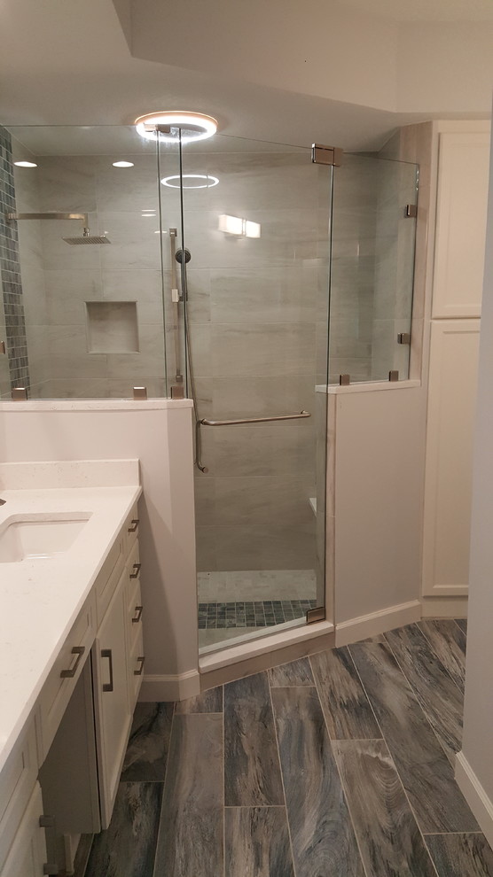 Стильный дизайн: ванная комната в современном стиле с угловым душем и душем с распашными дверями - последний тренд