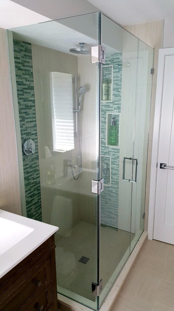Modernes Badezimmer mit Eckdusche und Falttür-Duschabtrennung in Miami