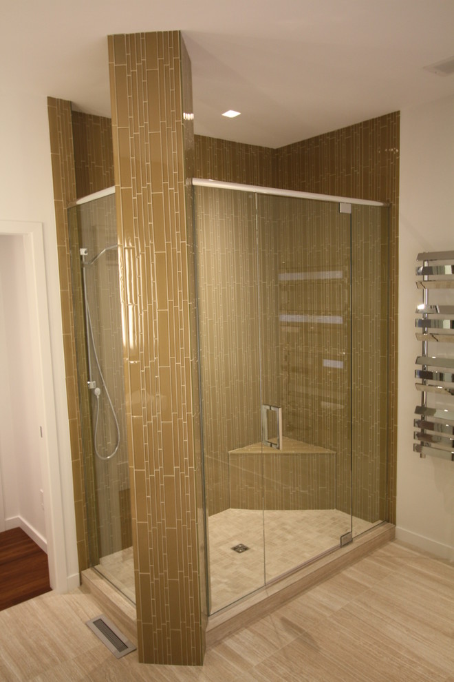 Esempio di una stanza da bagno design con piastrelle di vetro, pavimento con piastrelle in ceramica, lavabo a bacinella, ante lisce, ante in legno bruno, top in legno e pareti bianche