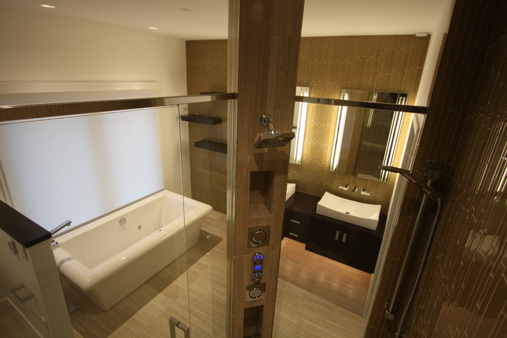 Esempio di una stanza da bagno minimal con lavabo a bacinella, ante lisce, ante in legno bruno, top in legno, pareti bianche e pavimento con piastrelle in ceramica