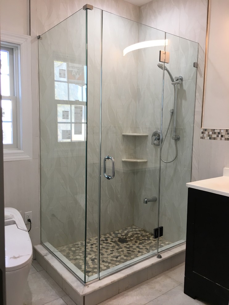 Example of a transitional bathroom design in Newark
