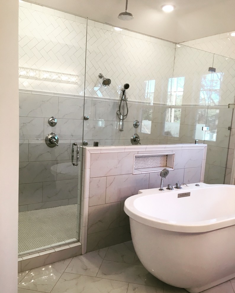 Ejemplo de cuarto de baño minimalista con ducha abierta y ducha con puerta con bisagras