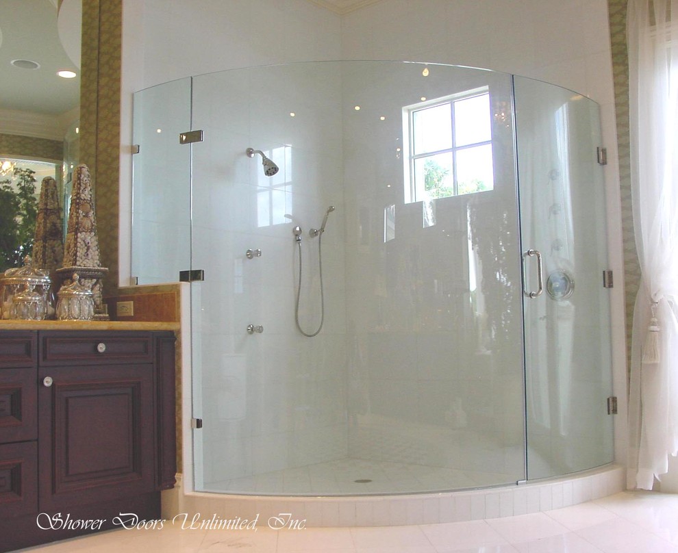 Réalisation d'une salle de bain minimaliste avec une douche d'angle, WC à poser, un mur blanc, un sol en marbre et un lavabo encastré.