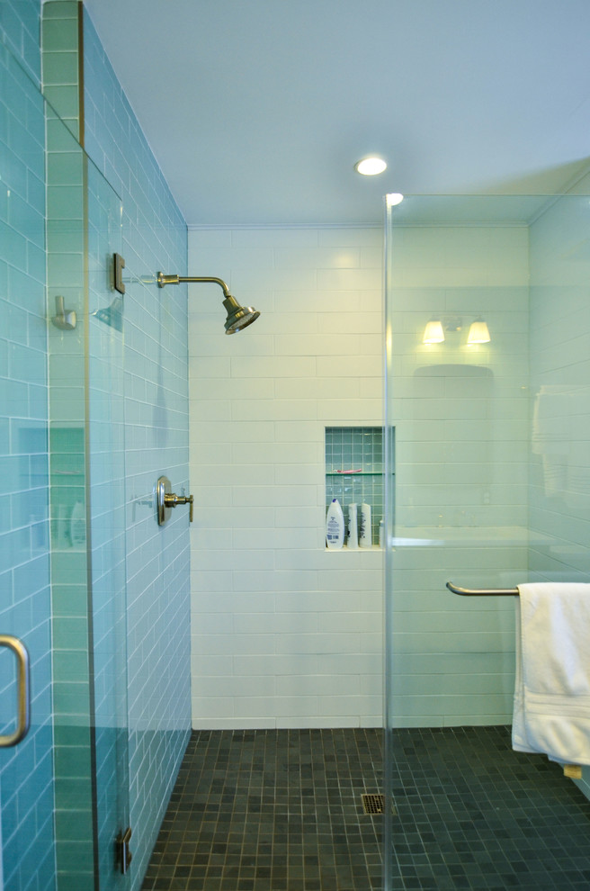 Ispirazione per una grande stanza da bagno padronale moderna con lavabo sottopiano, ante in stile shaker, ante in legno bruno, top in quarzite, doccia aperta, piastrelle blu, piastrelle di vetro, pareti blu e pavimento in ardesia