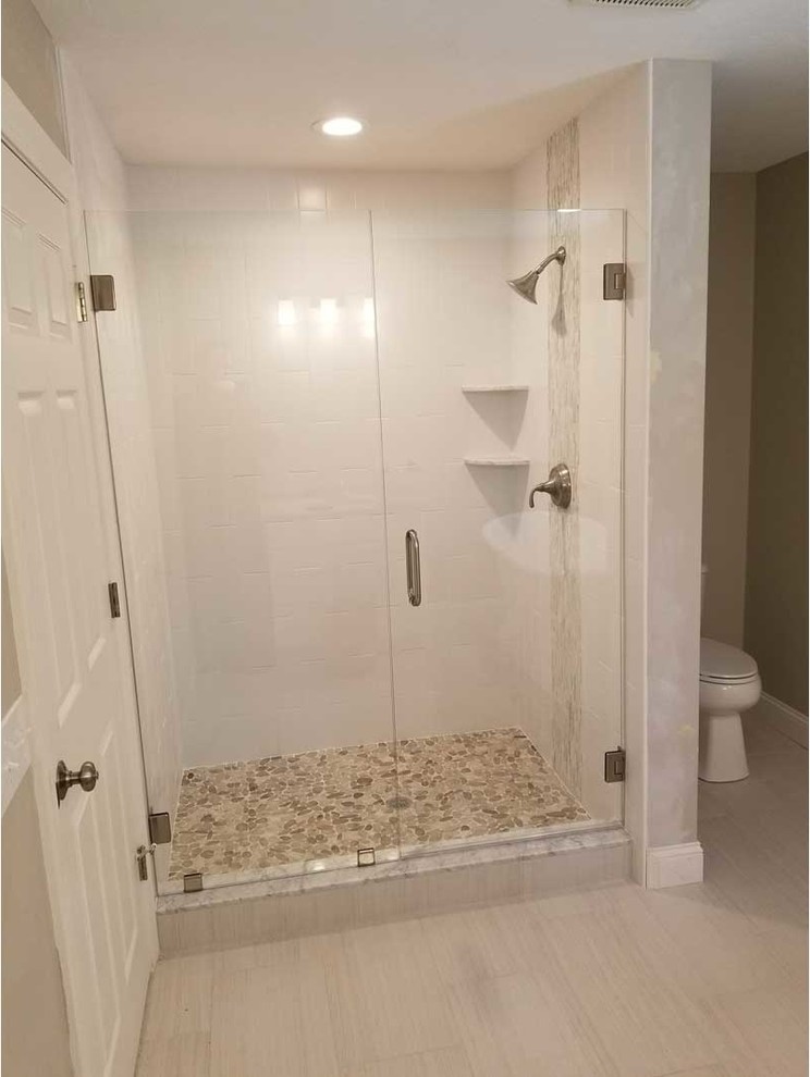 Esempio di una stanza da bagno minimalista con doccia ad angolo e porta doccia a battente