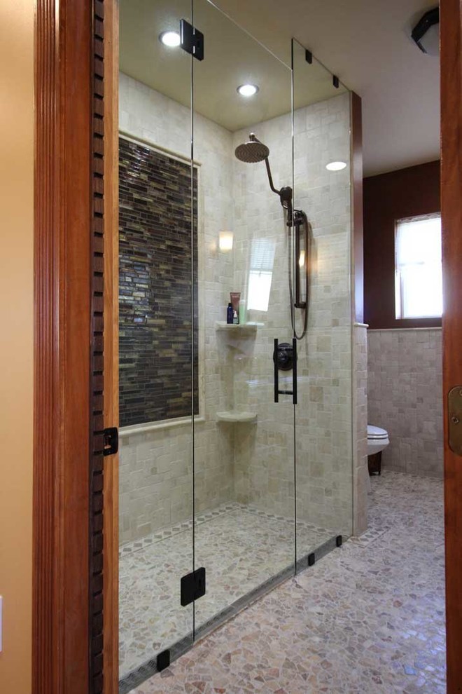Foto de cuarto de baño minimalista con ducha con puerta con bisagras