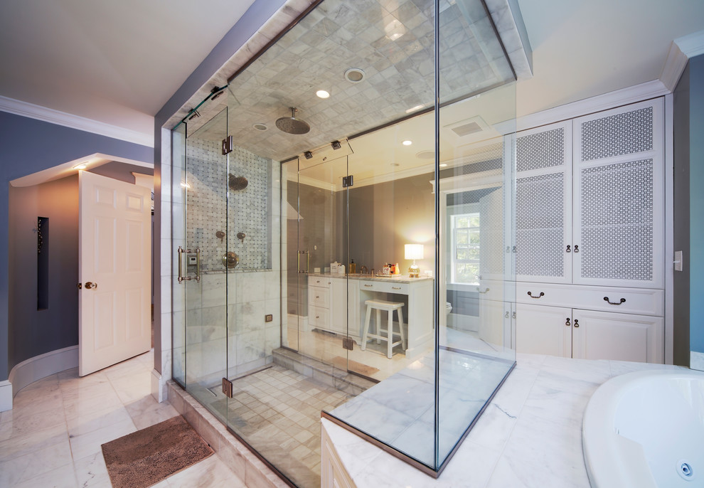 Foto på ett mellanstort vintage en-suite badrum, med luckor med upphöjd panel, vita skåp, marmorbänkskiva, en öppen dusch, vit kakel, keramikplattor, blå väggar och klinkergolv i keramik