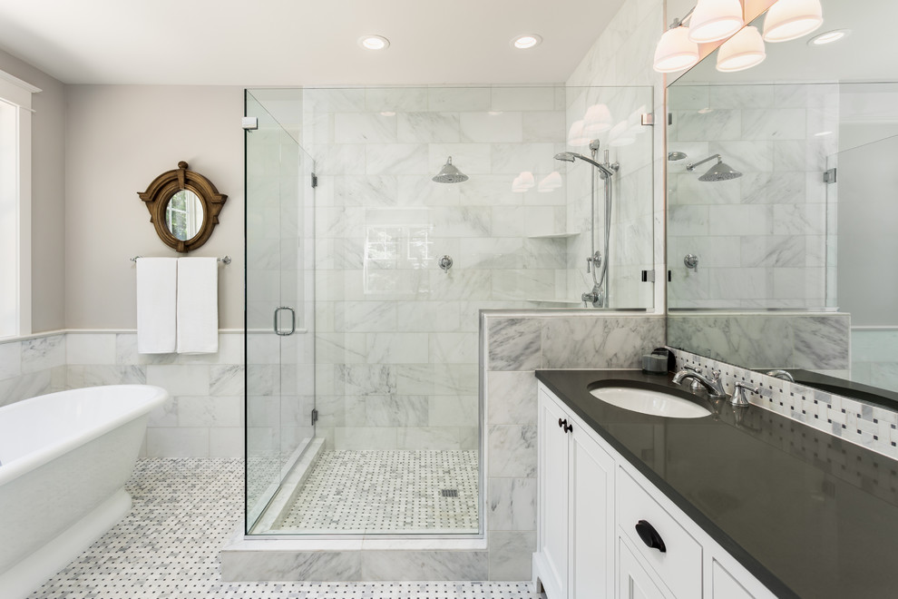 Immagine di una stanza da bagno padronale american style con doccia ad angolo, pareti beige, lavabo da incasso e porta doccia a battente