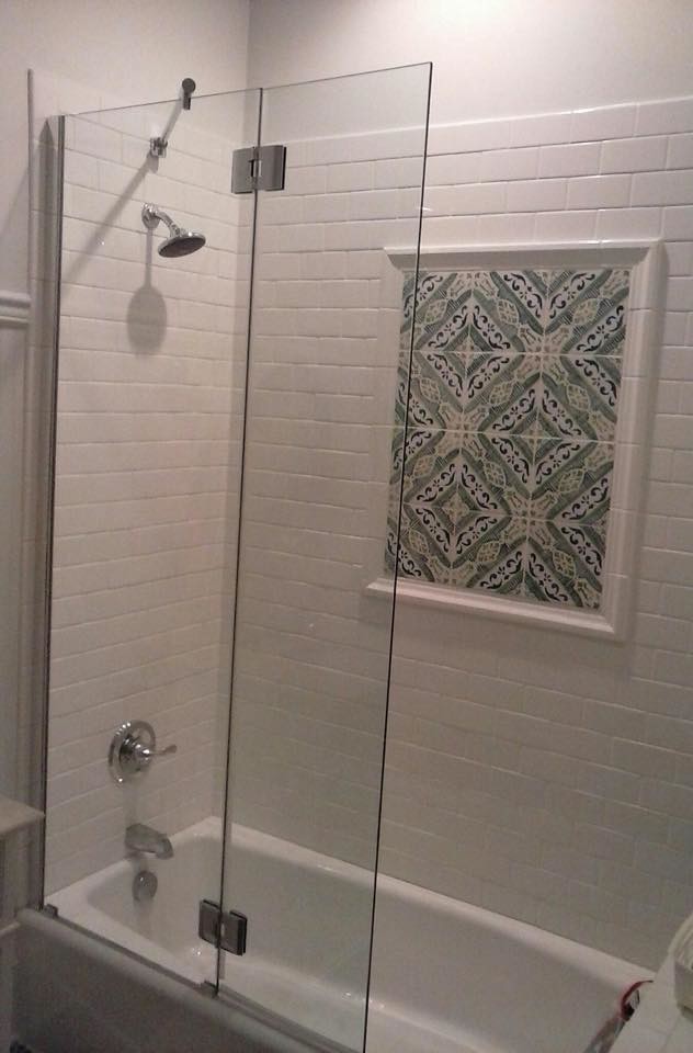 Diseño de cuarto de baño infantil bohemio pequeño con bañera empotrada y combinación de ducha y bañera