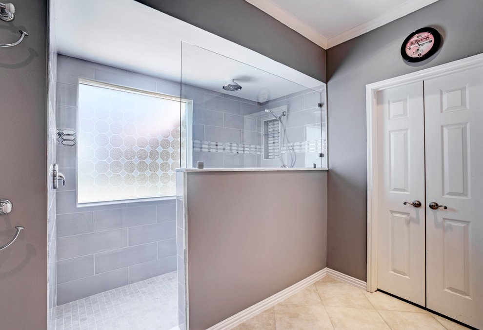 Свежая идея для дизайна: главная ванная комната среднего размера в современном стиле с открытым душем, раздельным унитазом, серой плиткой, керамогранитной плиткой, серыми стенами, полом из керамической плитки, бежевым полом и открытым душем - отличное фото интерьера