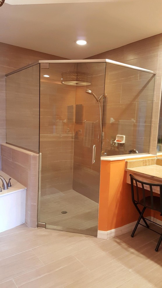 Idées déco pour une salle de bain contemporaine avec une douche d'angle et une cabine de douche à porte battante.