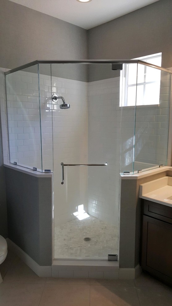 Idee per una stanza da bagno contemporanea con doccia ad angolo e porta doccia a battente