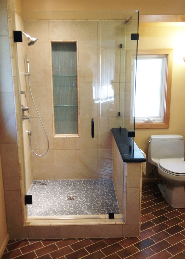 Идея дизайна: ванная комната среднего размера в современном стиле с угловым душем