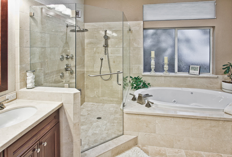 Inspiration pour une grande salle de bain principale design en bois brun avec un placard avec porte à panneau encastré, un bain bouillonnant, une douche d'angle, WC à poser, un carrelage beige, un mur beige et un sol en carrelage de céramique.