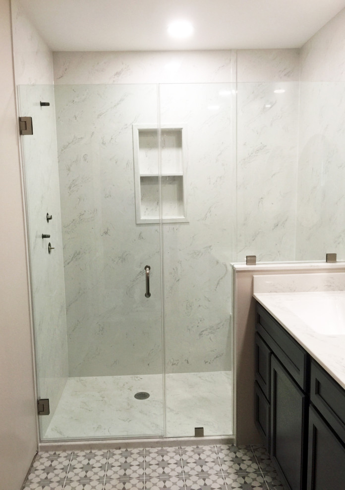 Idéer för ett mellanstort modernt vit badrum, med luckor med infälld panel, bruna skåp, en kantlös dusch, vit kakel, marmorkakel, vita väggar, marmorgolv, marmorbänkskiva, vitt golv och dusch med gångjärnsdörr