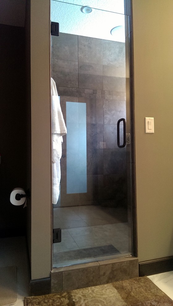 Immagine di una stanza da bagno padronale design con doccia alcova