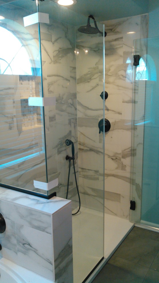 Idéer för att renovera ett vintage badrum, med en dusch i en alkov, grå kakel, marmorkakel, blå väggar, skiffergolv, grått golv och dusch med gångjärnsdörr