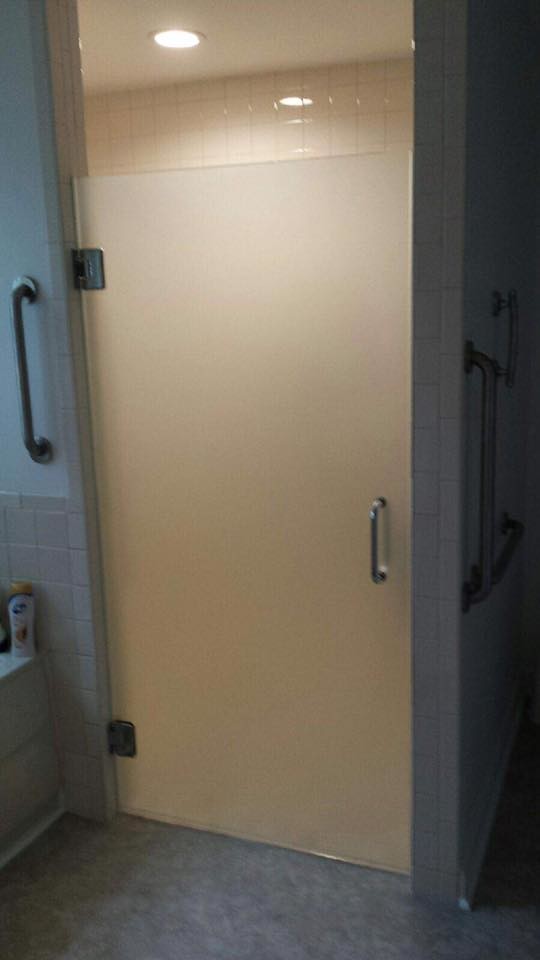 他の地域にある広いトランジショナルスタイルのおしゃれなマスターバスルーム (バリアフリー、開き戸のシャワー) の写真