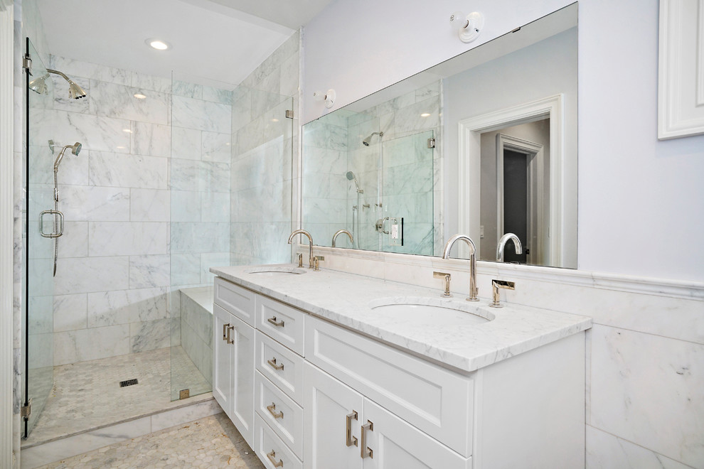 Idéer för stora vintage en-suite badrum, med luckor med infälld panel, vita skåp, en dusch i en alkov, en toalettstol med separat cisternkåpa, stenhäll, blå väggar, mosaikgolv, ett undermonterad handfat och marmorbänkskiva